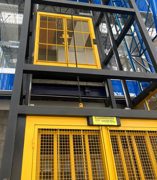 Descubra ascensores industriales de carga para mover mercancías y materiales con resistencia y seguridad. Solicite una solución Fahenn para empresas en Bogotá y Colombia.