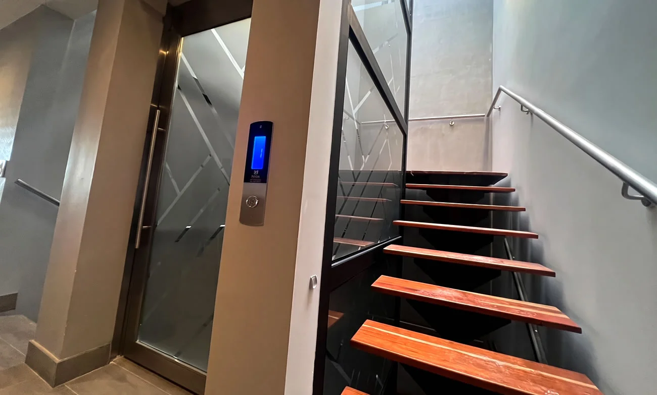 Descubra un ascensor residencial en acero inoxidable, accesible y actual, creado para dar movilidad segura y confort en su proyecto en Bogotá, Colombia. Ascensores Fahenn