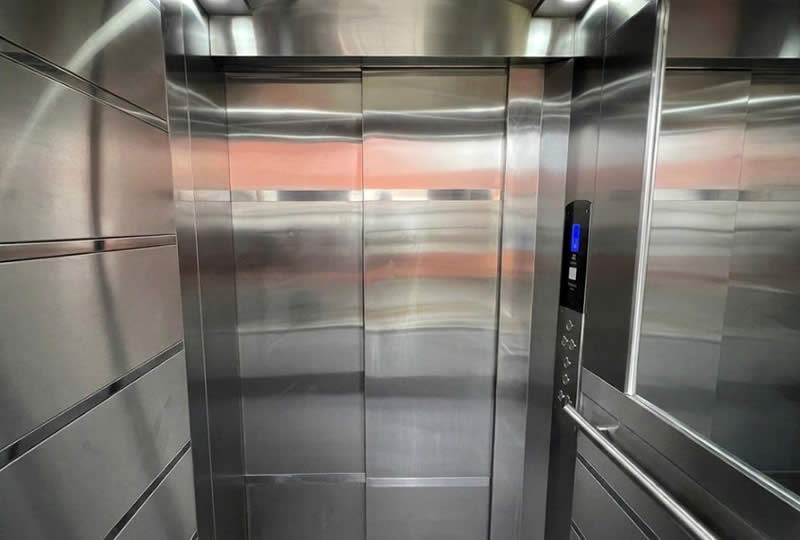 Descubra ya cabina de ascensor con puertas automáticas y solicite asesoría experta para una solución segura, moderna y confiable con Ascensores Fahenn en Bogotá, Colombia