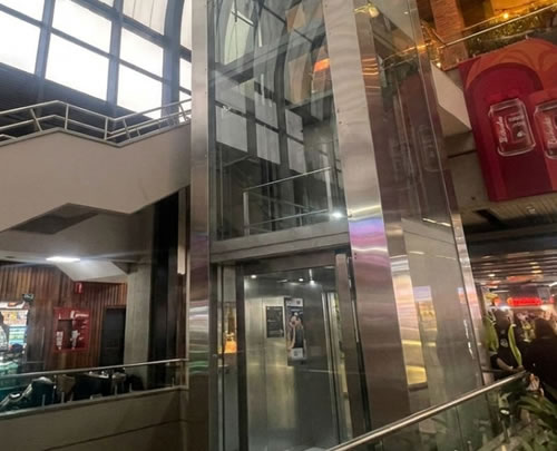 Cotice ascensores comerciales modernos para edificios y negocios, con diseño a medida, instalación segura y soporte experto de Ascensores Fahenn en Bogotá y toda Colombia