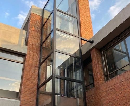 Izaje industrial seguro para movimientos de cargas pesadas en Bogotá, Colombia. IMPROCOL