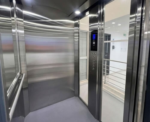Renueve su edificio con cabinas de ascensor elegantes, seguras y fabricadas a medida; solicite acabados y asesoría integral de Ascensores Fahenn en Bogotá y toda Colombia