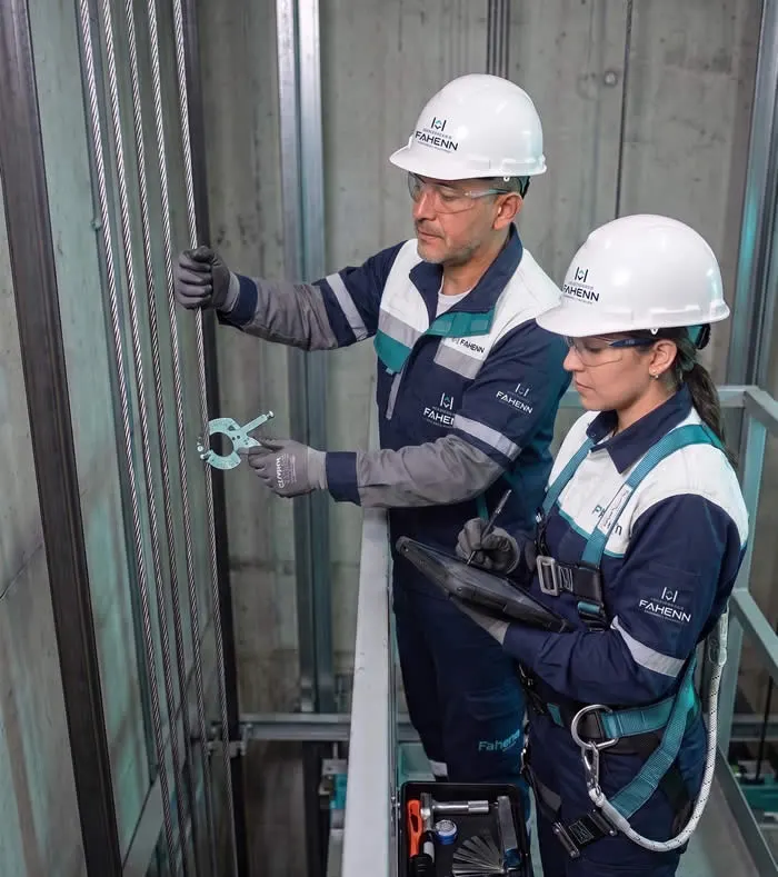 Proteja el recorrido de su ascensor mediante inspección de cables, guías y sistemas de seguridad, con controles que favorecen una operación confiable en Bogotá, Colombia
