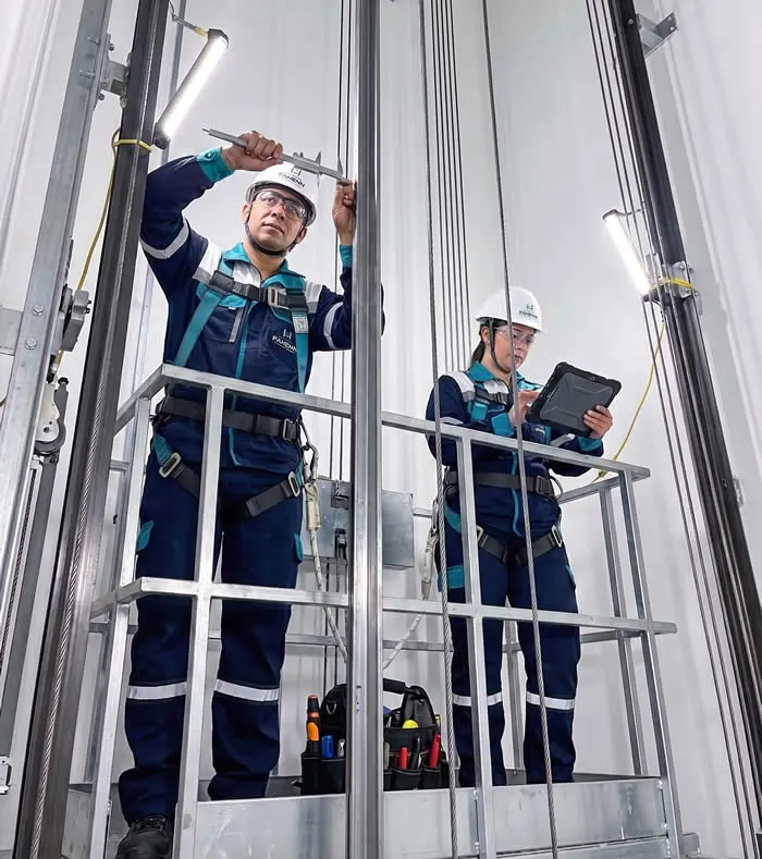 Refuerce la seguridad de su ascensor con una inspección técnica de cables, estructura y rieles, realizada por técnicos expertos para detectar riesgos en Bogotá, Colombia