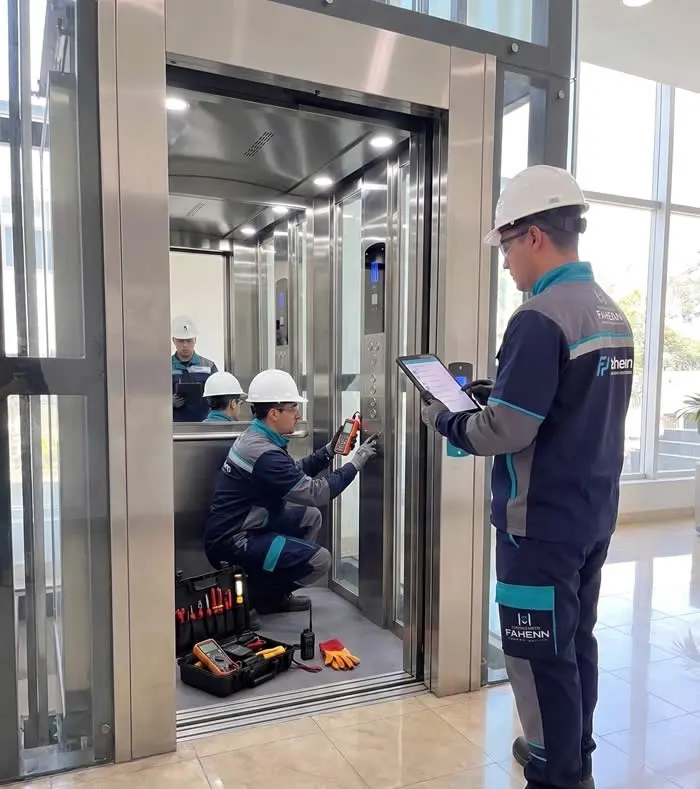 Verifique panel, puerta y funcionamiento de su ascensor, con una inspección segura que permite detectar fallas, hacer ajustes y proteger a su usuario en Bogotá, Colombia