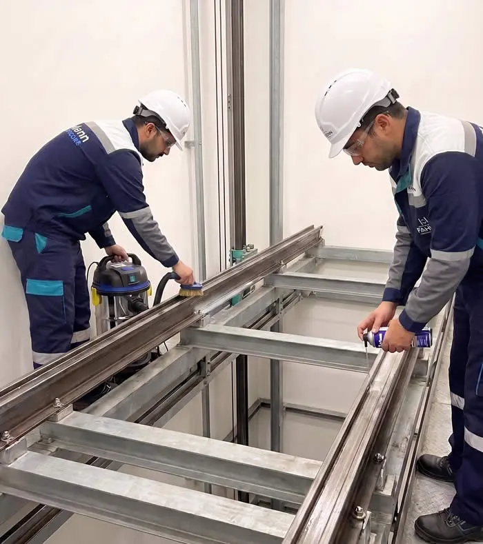 Mejore el desplazamiento de su ascensor, con limpieza y lubricación técnica de guías y rieles, cuidando confort, la estabilidad, y el servicio seguro en Bogotá, Colombia
