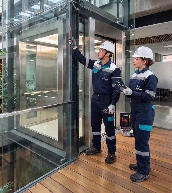 Conserve la elegancia y seguridad de su ascensor panorámico en vidrio, con mantenimiento profesional, revisión precisa y apoyo técnico experto Fahenn en Bogotá, Colombia