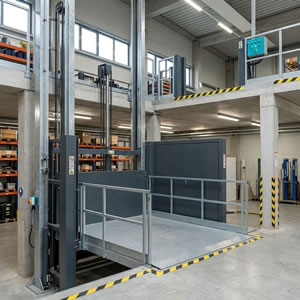 Fabricación de una plataforma elevadora industrial de gran capacidad para conectar niveles de producción y almacenamiento en Bogotá y Colombia