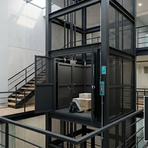 Instalación de ascensor industrial con cabina cerrada para transportar mercancías de forma segura entre niveles en Bogotá y Colombia