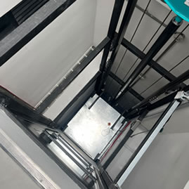 Ascensores de carga diseñados para elevar la productividad industrial con seguridad y precisión en IMPROCOL. Bogotá, Colombia
