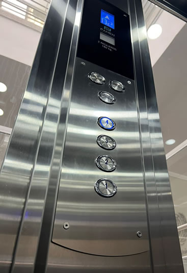 Conozca un panel de control accesible para ascensores con botones Braille, acero inoxidable y manejo seguro para todas las personas en Bogotá, Colombia. Ascensores Fahenn