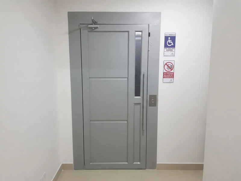 Descubra un ascensor accesible con puerta abatible para personas y edificios y encuentre una solución moderna y funcional, con seguridad y durabilidad en Bogotá, Colombia