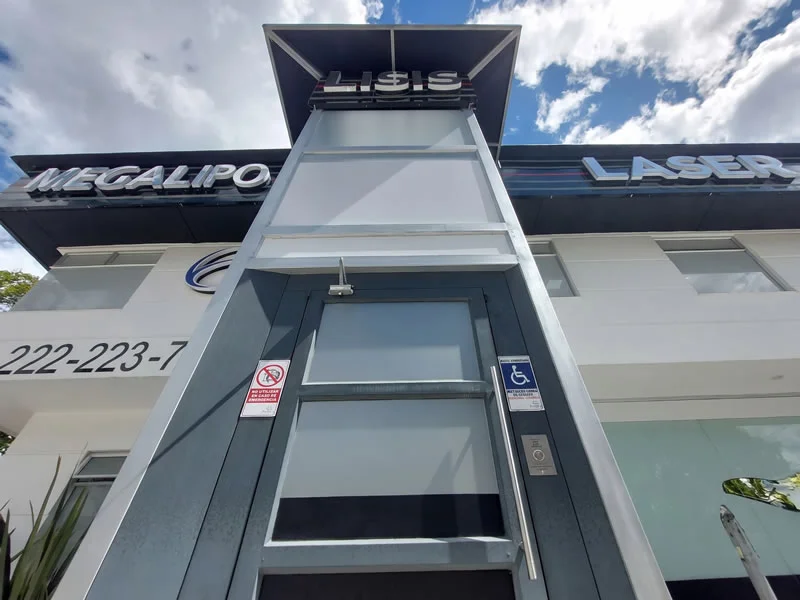 Descubra un ascensor exterior accesible instalado en un edificio comercial y encuentre una solución moderna y funcional, con seguridad y accesibilidad en Bogotá, Colombia