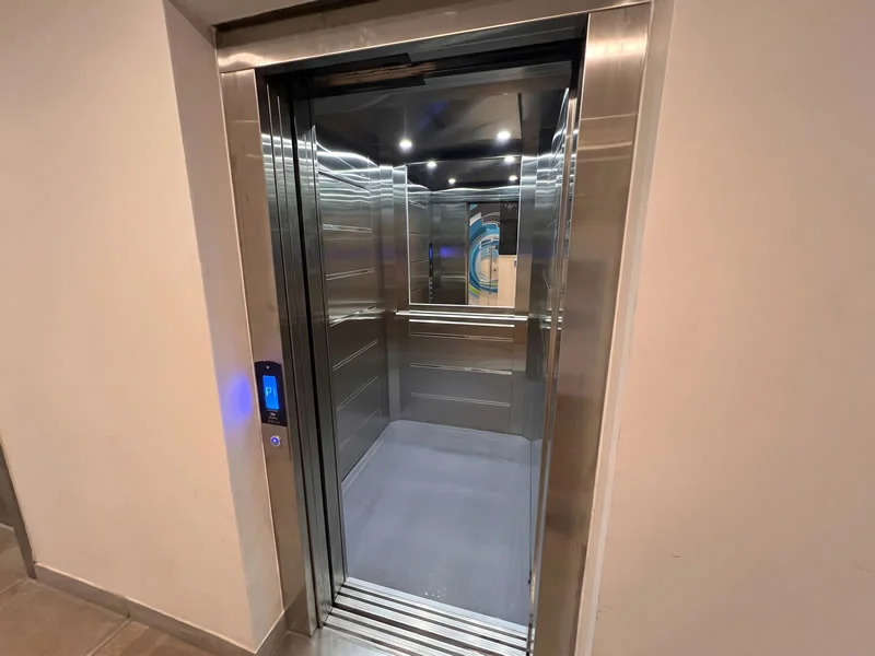 Descubra un ascensor moderno con cabina de acero inoxidable para edificios elegantes y encuentre una solución moderna y funcional, con diseño a medida en Bogotá, Colombia