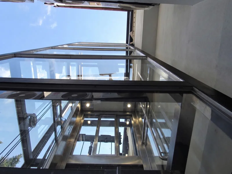 Descubra un ascensor panorámico con estructura de vidrio para edificios modernos y encuentre una solución moderna y funcional, con soporte profesional en Bogotá, Colombia