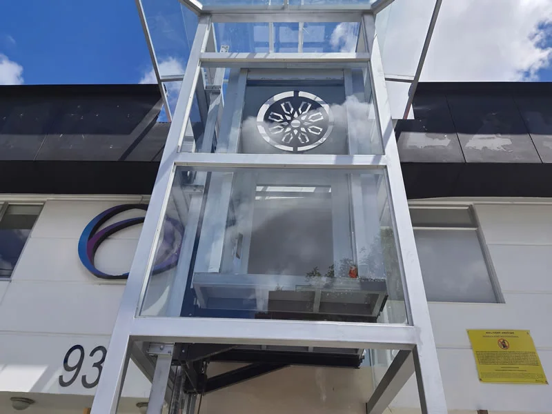Descubra un ascensor panorámico exterior con estructura metálica y vidrio y encuentre una solución moderna y funcional, con calidad y atención experta en Bogotá, Colombia