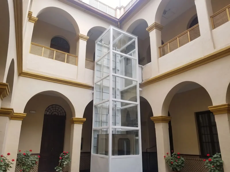 Descubra un ascensor panorámico integrado a un edificio de estilo clásico y encuentre una solución moderna y funcional, con calidad y atención experta en Bogotá, Colombia