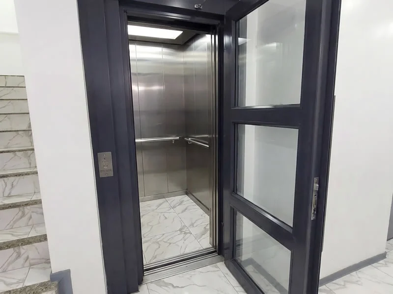 Descubra un ascensor para casa con puerta de vidrio y cabina moderna a medida y encuentre una solución moderna y funcional, con acompañamiento experto en Bogotá, Colombia