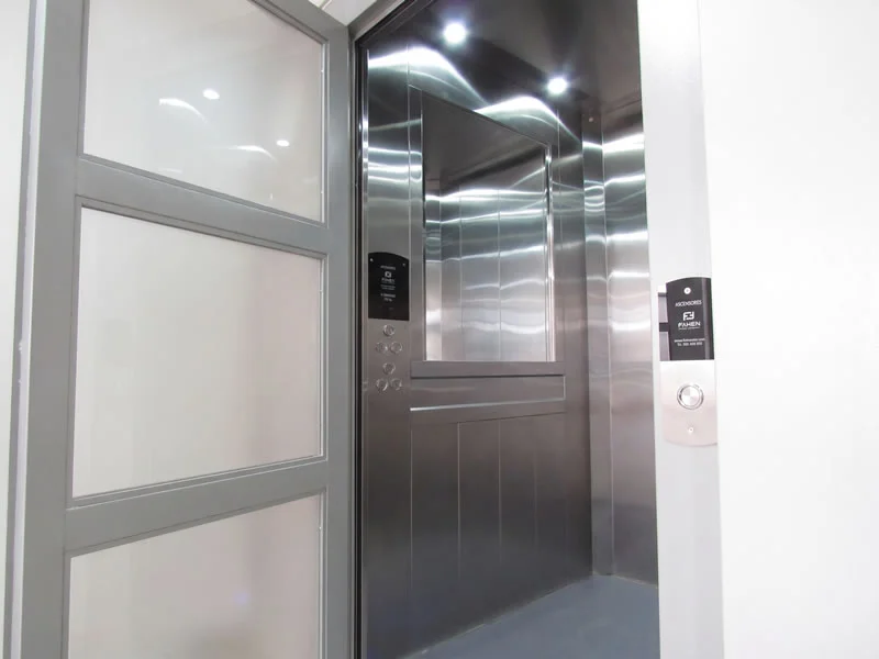 Descubra un ascensor residencial con cabina de acero y puerta acristalada y encuentre una solución moderna y funcional, con calidad y atención experta en Bogotá, Colombia