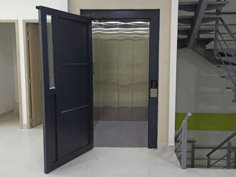 Descubra un ascensor residencial con puerta abatible y cabina de acero y encuentre una solución moderna y funcional, con seguridad y acabados modernos en Bogotá, Colombia