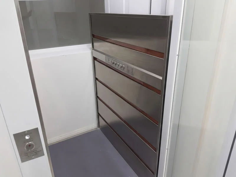 Descubra una cabina de ascensor con acabados premium en acero inoxidable y encuentre una solución moderna y funcional, con seguridad y diseño a medida en Bogotá, Colombia