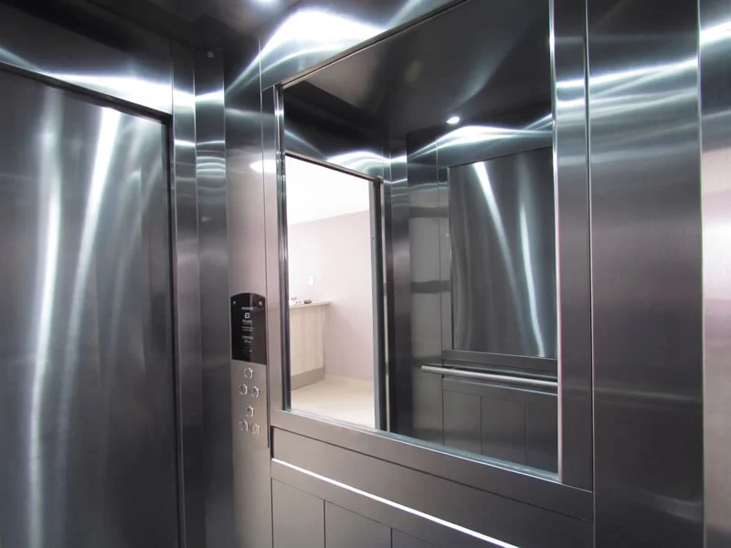 Descubra una cabina moderna de ascensor en acero inoxidable con espejo y encuentre una solución moderna y funcional, con seguridad y acabados modernos en Bogotá, Colombia