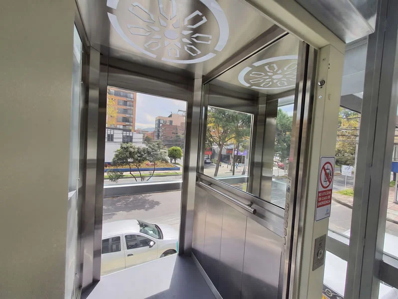 Descubra una cabina panorámica de ascensor con vidrio, acero y pasamanos modernos y encuentre una solución moderna y funcional, con instalación segura en Bogotá, Colombia