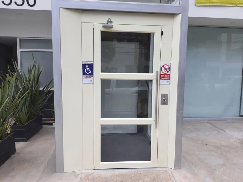 Descubra un elevador accesible con puerta de vidrio para casas y edificios y encuentre una solución moderna y funcional, con seguridad y accesibilidad en Bogotá, Colombia