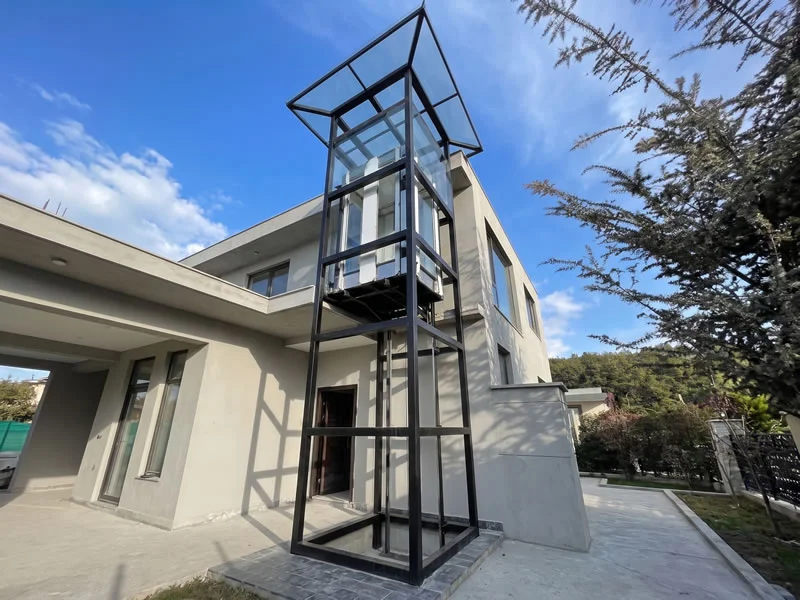 Descubra una estructura exterior de acero y vidrio para un ascensor de casa y encuentre una solución moderna y funcional, con respaldo y accesibilidad en Bogotá, Colombia