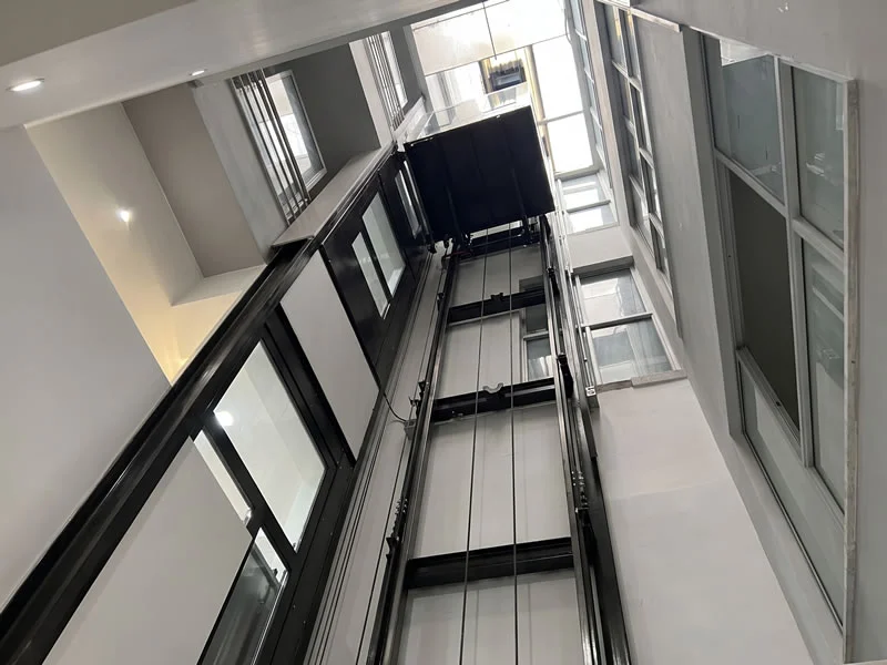 Descubra una estructura con guías y cables para un ascensor residencial seguro y encuentre una solución moderna y funcional, con soluciones confiables en Bogotá, Colombia