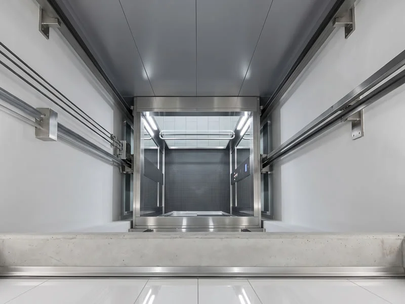 Descubra una instalación técnica de guías y cabina para ascensores modernos y encuentre una solución moderna y funcional, con respaldo y accesibilidad en Bogotá, Colombia