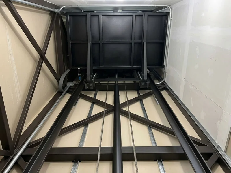Descubra una estructura de ascensor con rieles, cables y soporte superior de recorrido y solicite asesoría para elegir una solución segura y personalizada de Ascensores Fahenn en Bogotá, Colombia