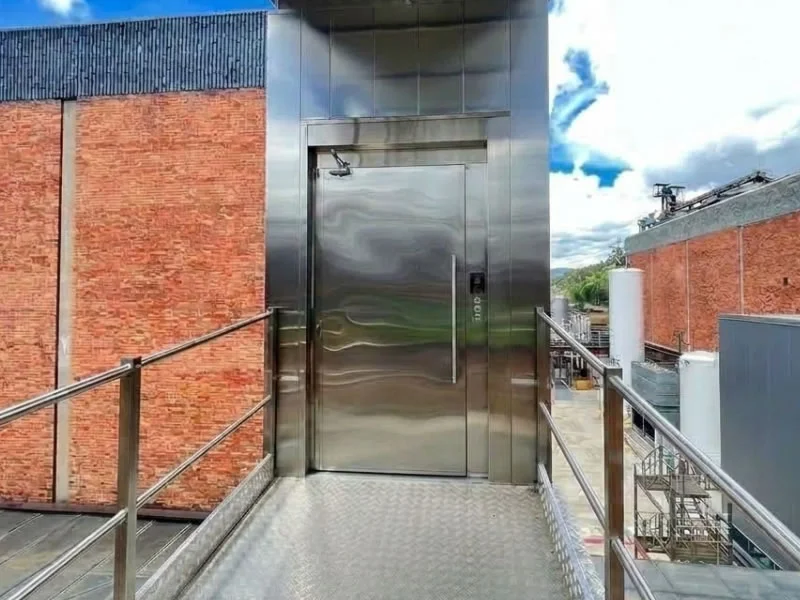 Descubra un ascensor exterior de carga con acceso metálico y estructura resistente y solicite asesoría para elegir una solución segura y personalizada de Ascensores Fahenn en Bogotá, Colombia