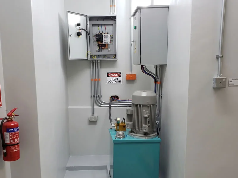 Descubra un cuarto técnico con equipo hidráulico, motor y tablero eléctrico de ascensor y solicite asesoría para elegir una solución segura y personalizada de Ascensores Fahenn en Bogotá, Colombia