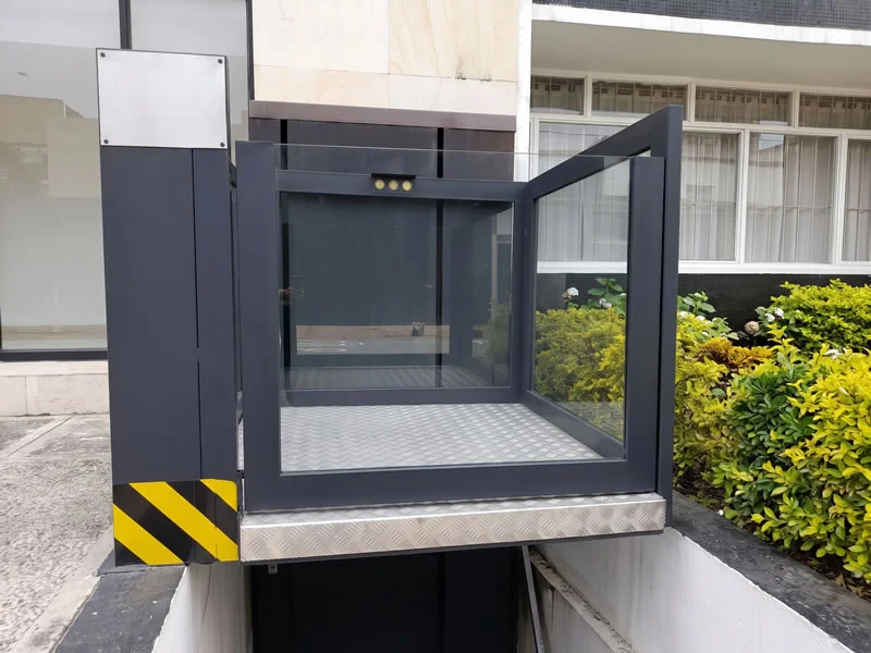 Descubra una plataforma elevadora exterior con cerramiento de vidrio y acceso seguro y solicite asesoría para elegir una solución segura y personalizada de Ascensores Fahenn en Bogotá, Colombia