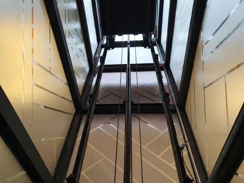 Descubra guías, cables y estructura vertical para el recorrido seguro de un ascensor y solicite asesoría para elegir una solución segura y personalizada de Ascensores Fahenn en Bogotá, Colombia