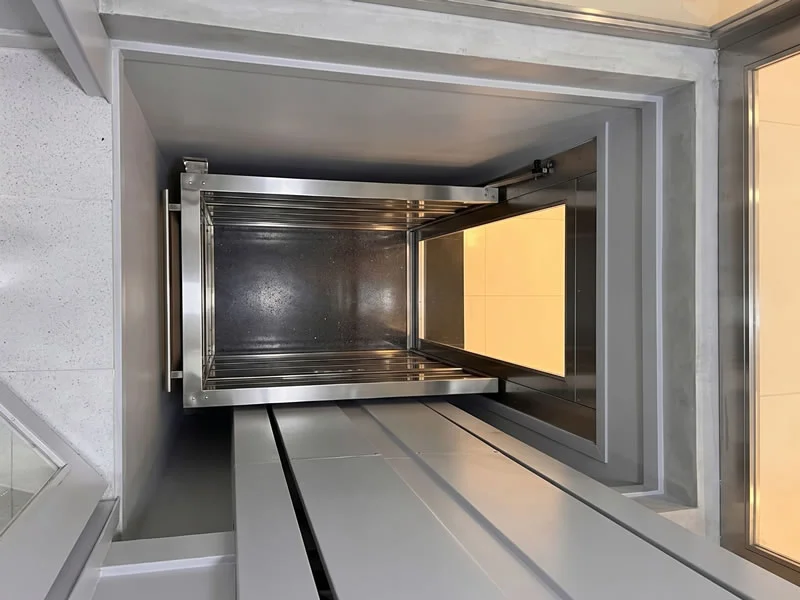 Descubra un elevador panorámico compacto con cabina de vidrio y estructura metálica y solicite asesoría para elegir una solución segura y personalizada de Ascensores Fahenn en Bogotá, Colombia
