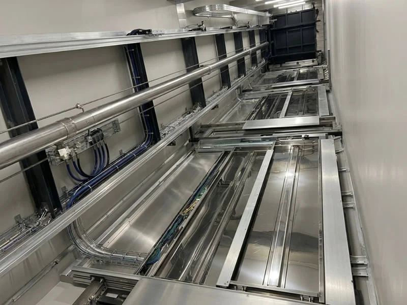 Descubra rieles, canalizaciones y cableado técnico instalados dentro del hueco del ascensor y solicite asesoría para elegir una solución segura y personalizada de Ascensores Fahenn en Bogotá, Colombia