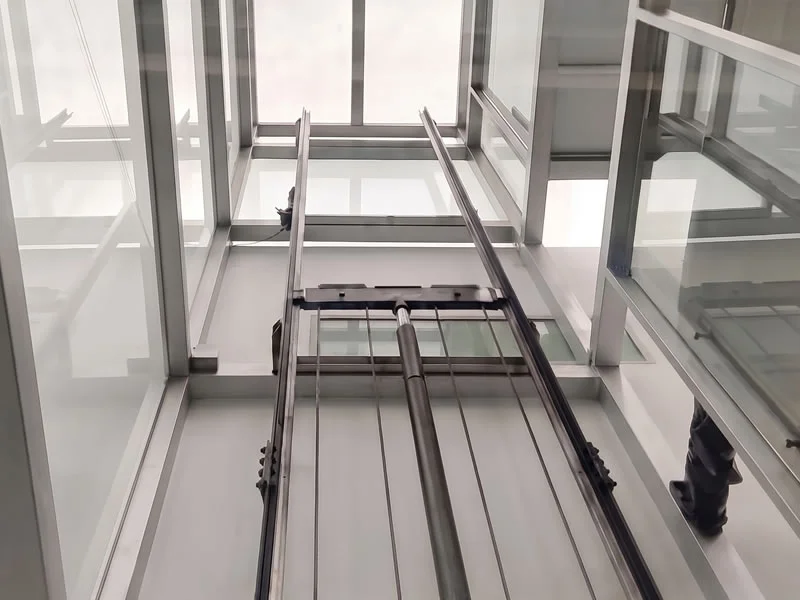 Descubra un ascensor panorámico con guías precisas y cerramiento arquitectónico de vidrio y solicite asesoría para elegir una solución segura y personalizada de Ascensores Fahenn en Bogotá, Colombia