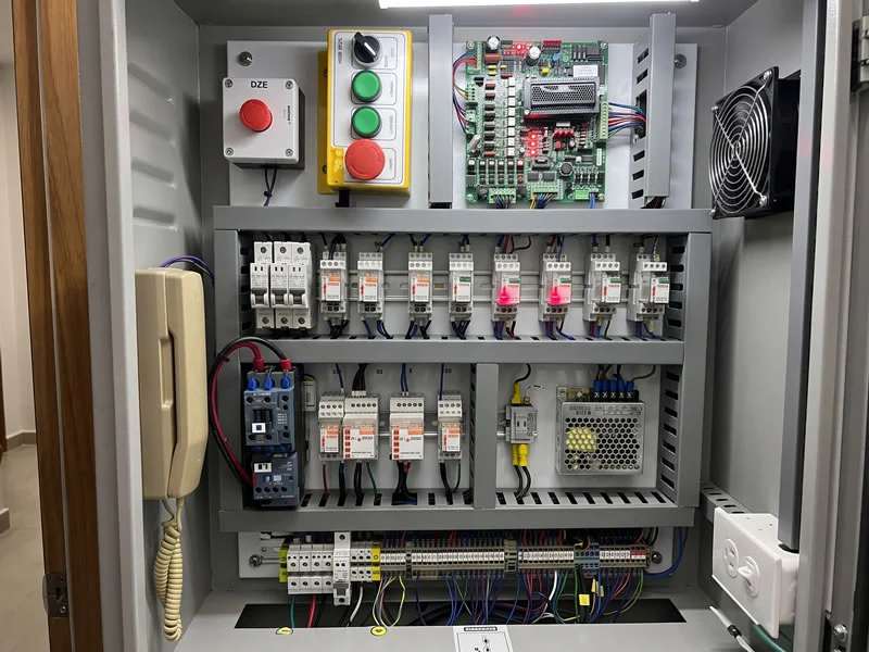 Descubra un tablero electrónico de ascensor con tarjeta, contactores y circuitos de control y solicite asesoría para elegir una solución segura y personalizada de Ascensores Fahenn en Bogotá, Colombia