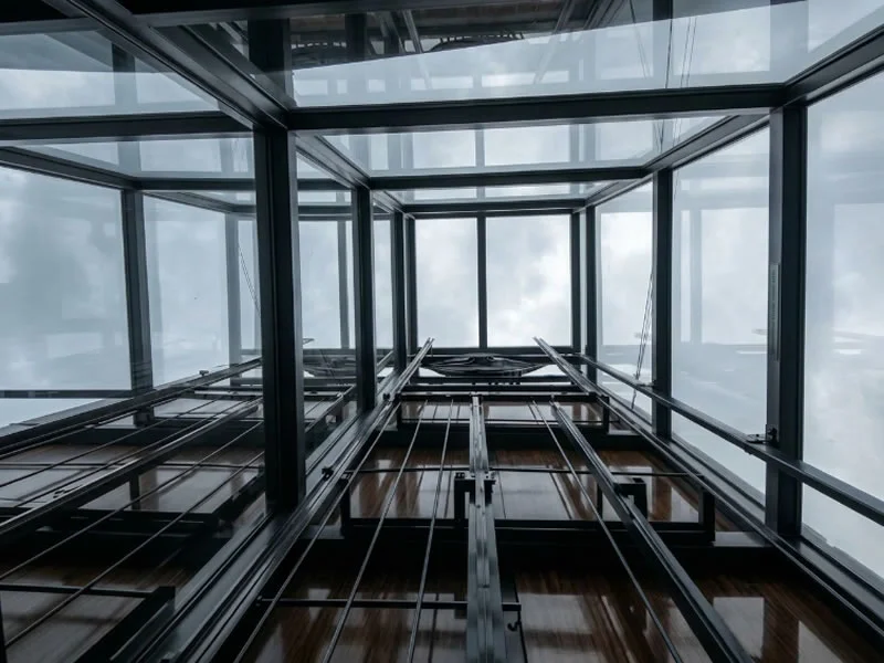 Descubra un hueco panorámico de vidrio con estructura metálica y sistema de guías y solicite asesoría para elegir una solución segura y personalizada de Ascensores Fahenn en Bogotá, Colombia