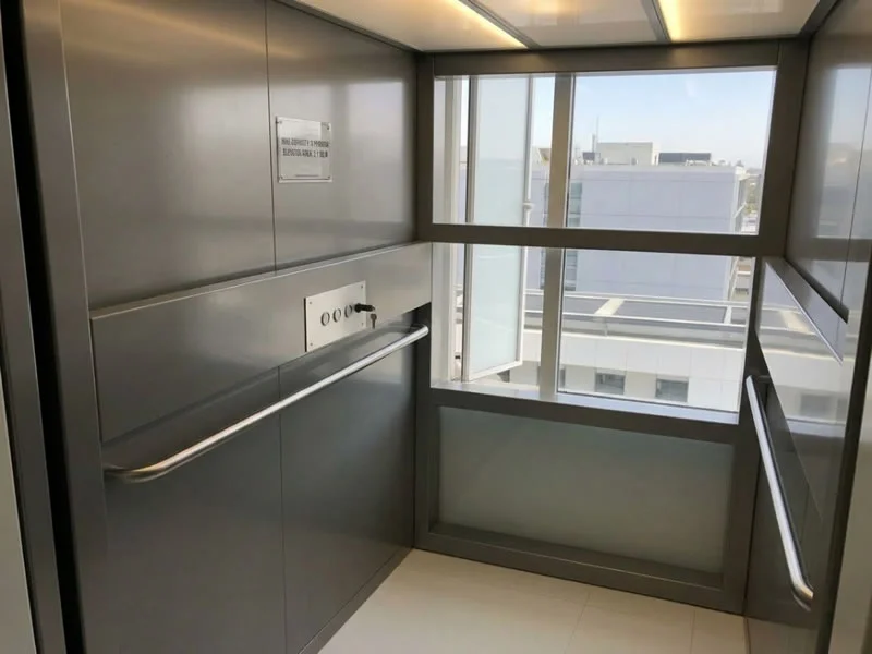 Descubra una cabina panorámica interior en acero inoxidable, vidrio y pasamanos y solicite asesoría para elegir una solución segura y personalizada de Ascensores Fahenn en Bogotá, Colombia
