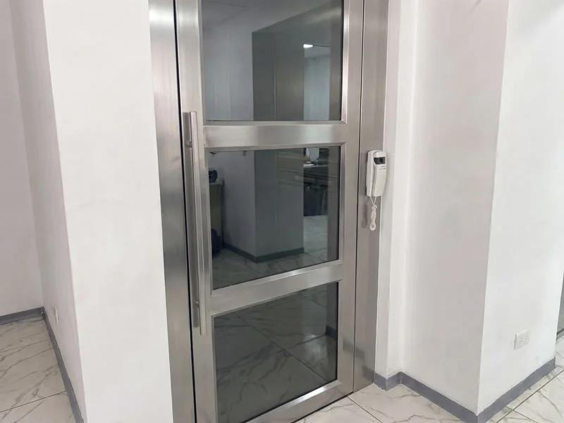 Descubra un elevador residencial con puerta abatible de vidrio y estructura de acero y solicite asesoría para elegir una solución segura y personalizada de Ascensores Fahenn en Bogotá, Colombia