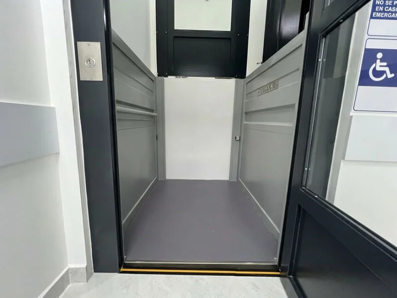 Descubra una plataforma accesible para usuarios en silla de ruedas con entrada amplia y solicite asesoría para elegir una solución segura y personalizada de Ascensores Fahenn en Bogotá, Colombia