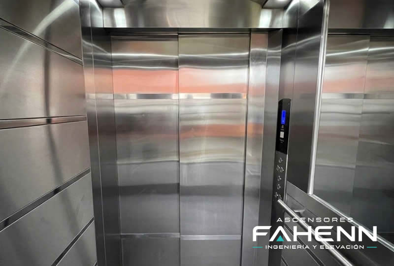 Explore puerta de ascensor en acero inoxidable con apertura ágil y diseño actual; solicite instalación profesional para su edificio en Bogotá, Colombia. Ascensores Fahenn