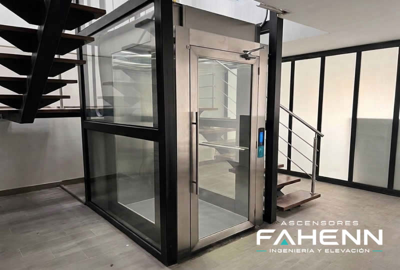Descubra ascensores para casas con cabina de vidrio y acero, diseño compacto, operación segura e instalación a medida para vivienda en Bogotá, Colombia. Ascensores Fahenn