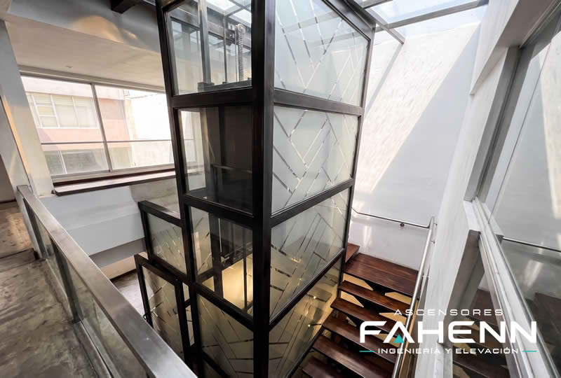 Descubra un ascensor residencial panorámico para casas, a medida con estructura de cristal, seguridad y elegante movilidad vertical en Bogotá, Colombia. Ascensores Fahenn