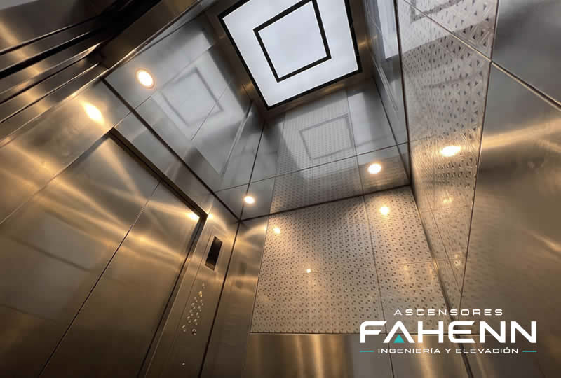 Descubra cabina de ascensor moderna en acero inoxidable con iluminación exclusiva y solicite diseño, instalación y asesoría experta en Bogotá, Colombia. Ascensores Fahenn