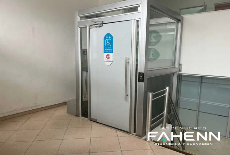 Descubra un ascensor accesible con cabina de vidrio, entrada cómoda y movilidad segura para edificios modernos en Bogotá, Colombia
