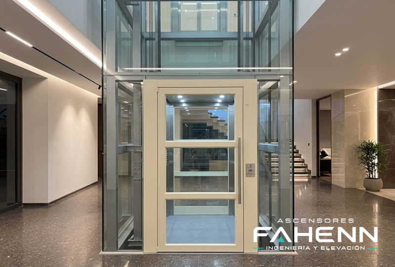 Explore un ascensor panorámico en vidrio con estructura moderna, cabina luminosa e integración elegante para interiores en Bogotá, Colombia